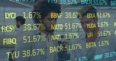 İş adamları üzerinden finansal veri işleme görüntüsü. küresel iş, bağlantılar ve veri işleme kavramı dijital olarak oluşturulmuş görüntü.