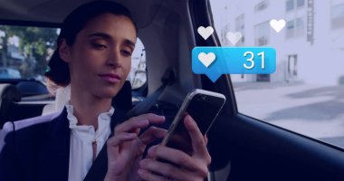 Arabada akıllı telefon kullanan beyaz kadına karşı konuşma baloncukları yükseldi. Sosyal medya ağ teknolojisi kavramı