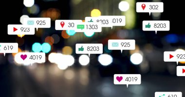 Sosyal medya simgeleri ve şehir ışıklarının üzerindeki numaralar. küresel sosyal medya, ağ oluşturma, bağlantılar ve dijital arayüz konsepti dijital olarak oluşturuldu.