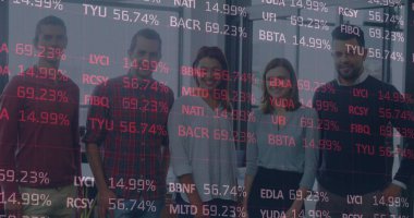 İş adamları üzerinden finansal veri işleme görüntüsü. küresel iş, bağlantılar ve veri işleme kavramı dijital olarak oluşturulmuş görüntü.