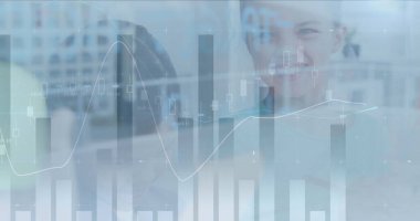 Mutlu liseli kız üzerinden finansal veri işleme görüntüsü. küresel iş, bağlantılar ve veri işleme kavramı dijital olarak oluşturulmuş görüntü.