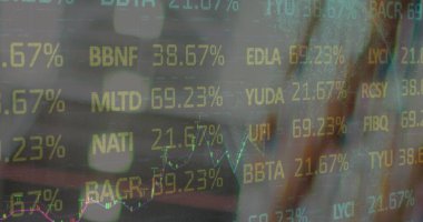 Boş deponun üzerinde veri işleme resmi. küresel sevkiyat, dağıtım ve bağlantılar konsepti dijital olarak oluşturuldu.