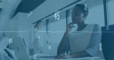 Afro-Amerikan kadın için değişen rakamların resmi. İş, finans, ekonomi, veri işleme ve teknoloji konsepti dijital olarak oluşturulmuş görüntü.