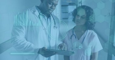 Çeşitli doktorların tıbbi veri işleme görüntüsü. Küresel sağlık, bilim, tıp, araştırma, bilgisayar ve veri işleme kavramı dijital olarak oluşturulmuş görüntü.