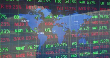 Dünya haritası, finansal veriler ve güneş panelleri üzerindeki grafikler. Yeşil enerji, eko güç, finans ve ekonomi kavramı dijital olarak oluşturulmuş görüntü.