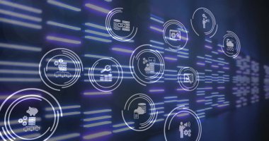 Siyah arkaplanda hareket eden sütunların üzerindeki simgelerin resmi. küresel teknoloji, sosyal medya ve dijital arayüz kavramı dijital olarak oluşturulmuş görüntü.