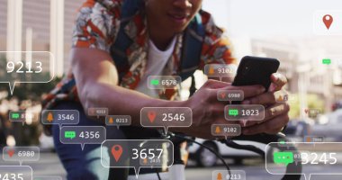 Akıllı telefon kullanan Afro-Amerikan bir adamın medya simgeleri. Küresel iş ve dijital arayüz kavramı dijital olarak oluşturulmuş görüntü.