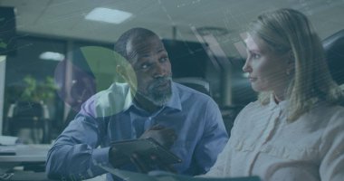 Çeşitli erkek ve kadın meslektaşların tartıştığı istatistiksel veri işleme görüntüsü. İş veri teknolojisi kavramı