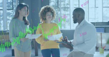 Veri işleme ve çeşitli meslektaşların gelişigüzel ofis toplantılarında tartıştıkları yeşil grafik. Günlük iş, veri, dijital arayüz, takım çalışması, ofis ve dijital olarak oluşturulan iletişim.