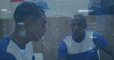 Değişik erkek futbol oyuncularının soyunma odasındaki tarama ve veri işleme görüntüleri. Küresel spor, rekabet ve veri işleme kavramı dijital olarak oluşturulmuş görüntü.