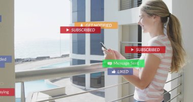 Balkonda akıllı telefon kullanan mutlu bir kadının sosyal medya simgeleri. küresel sosyal medya, dijital arayüz ve teknoloji konsepti dijital olarak oluşturulmuş görüntü.