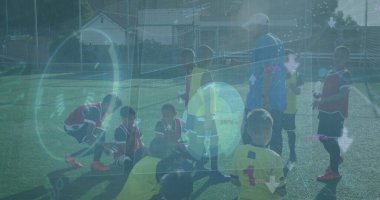 Sahadaki çeşitli futbolcuların istatistik ve veri işleme görüntüleri. Spor, rekabet ve veri işleme kavramı dijital olarak oluşturulmuş imaj.