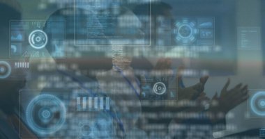 Çeşitli iş adamlarının el çırpması üzerine dijital ekranda çeşitli verilerin görüntüsü. İş, işbirliği, iletişim ve teknoloji konsepti dijital olarak oluşturulmuş görüntü.