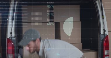 Beyaz kuryeyle ilgili istatistiksel veri işleme aracı karavanından kutuları çıkarıyor. lojistik ve ulaşım sektörü kavramı