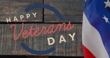 Amerikan bayrağı ve ahşap arka planda mutlu gaziler günü mesajı. Vatanseverlik ve kutlama konsepti dijital olarak oluşturulmuş imaj.