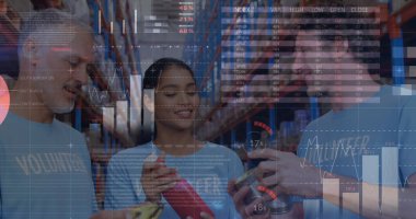 Çeşitli gönüllülerden oluşan bir grubun depoda bağış kutusu açması ile ilgili istatistiksel veri işleme. lojistik ve ulaşım sektörü kavramı