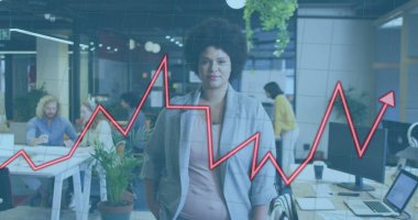 Kırmızı ok ve mali veri işleme görüntüsü. Ofisteki iki ırklı iş kadını üzerinde. Küresel iş, finans, bilgisayar ve veri işleme kavramı dijital olarak oluşturulmuş görüntü.