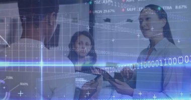 Ofisteki çeşitli kadın iş arkadaşlarının mali verileri ve grafikleri. İş, finans, ekonomi ve işbirliği konsepti dijital olarak oluşturulmuş imaj.