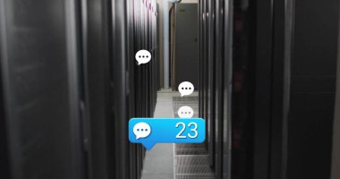 Bilgisayar sunucuları üzerinden sosyal medya simgeleri ve veri işleme resimleri. Küresel iş, bağlantılar, hesaplama ve veri işleme kavramı dijital olarak oluşturulmuş resim.