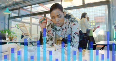 Afrika kökenli Amerikalı kadın mühendisin model üzerinde çalıştığı istatistiksel veri işleme resmi. Küresel finans ve mimari mühendislik teknolojisi kavramı