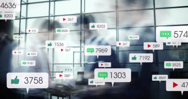 Ofisteki çeşitli iş adamlarıyla ilgili sosyal medya veri işleme resmi. Küresel sosyal medya, bağlantılar, hesaplama ve veri işleme kavramı dijital olarak oluşturuldu.