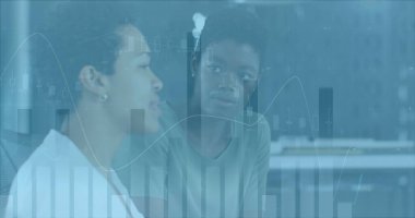 Ofisteki çeşitli iş adamlarıyla ilgili finansal veri işleme resmi. Küresel iş ve dijital arayüz kavramı dijital olarak oluşturulmuş görüntü.