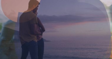 Melez çiftin kucaklaşmasının üzerindeki çerçeve. Aşk, ilişki ve tatil kavramı dijital olarak oluşturulmuş imaj.