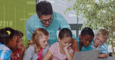 Dizüstü bilgisayar kullanan erkek öğretmen ve çeşitli öğrencilerin grafikleri ve numaraları. Okul, eğitim, teknoloji ve finans konseptiyle öğrenme dijital olarak üretilen imaj.