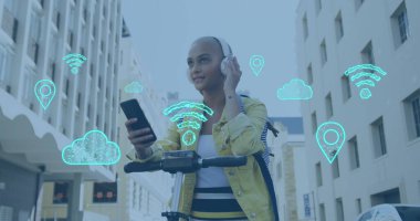 Sosyal medya simgeleri, akıllı telefon kullanan melez kadınlar üzerinde. Küresel sosyal medya ve dijital arayüz konsepti dijital olarak oluşturuldu.