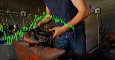 Beyaz adamın atölyedeki mali veri işleme görüntüsü. Küresel iş, finans, veri işleme ve küresel ekonomi kavramı dijital olarak oluşturulmuş görüntü.