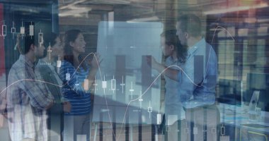 Çeşitli iş adamları üzerinde finansal veri işleme görüntüsü. iş, dijital arayüz ve veri işleme kavramı dijital olarak oluşturulmuş görüntü.