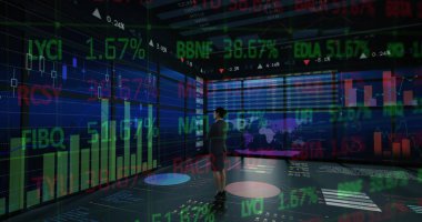 Ofisteki iş kadınının mali veri işleme görüntüsü. küresel finansman, iş dünyası, dijital arayüz ve dijital olarak üretilen görüntü konsepti.