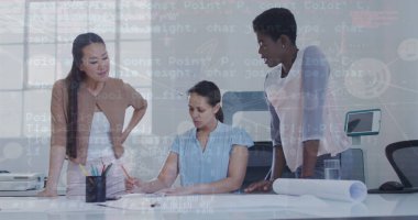 Ofisteki çeşitli kadın iş arkadaşlarının mali verileri ve grafikleri. İş, finans, ekonomi ve işbirliği konsepti dijital olarak oluşturulmuş imaj.