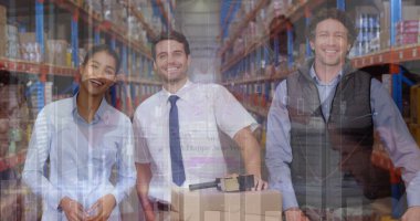 Gülümseyen erkek ve kadın denetçi üzerindeki istatistiksel veri işleme görüntüsü. Lojistik ve iş teknolojisi kavramı