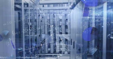 Bilgisayar sunucu odasına karşı matematiksel denklemlerin ve veri işlemenin resmi. Bilgisayar arayüzü ve iş veri depolama teknolojisi kavramı