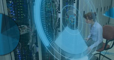 Beyaz kadın sunucular ve holografik arayüzler arasında çalışıyor. Yüksek teknolojili bir ağ işletim merkezinde karmaşık verileri yönetmeye odaklanmış gibi görünüyor..