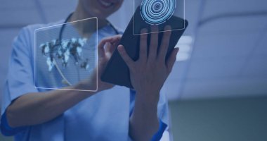 Tablet kullanan beyaz kadın doktor üzerinde veri işleme görüntüsü. Küresel tıp, sağlık ve veri işleme kavramı dijital olarak oluşturulmuş görüntü.