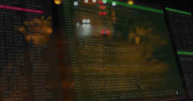 Şehir manzarası üzerinde veri işleme resmi. Küresel iş, finans, dijital arayüz, hesaplama ve veri işleme kavramı dijital olarak oluşturulmuş görüntü.