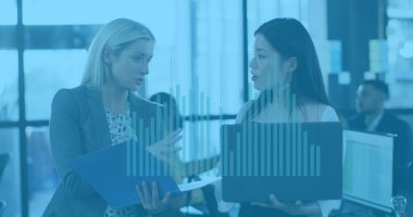 Ofisteki çeşitli iş adamlarıyla ilgili finansal veri işleme resmi. Küresel iş ve dijital arayüz kavramı dijital olarak oluşturulmuş görüntü.