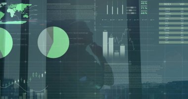 Pencereden bakan Kafkas işadamının mali veri işleme görüntüsü. Küresel iş, finans, hesaplama ve dijital arayüz kavramı dijital olarak oluşturuldu.