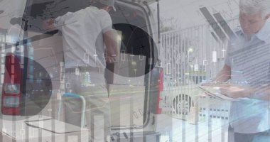 Minibüsün yanındaki teslimatçı ve müşteri üzerinden istatistik ve mali veri işleme görüntüsü. küresel gönderim, dağıtım, iş, veri işleme ve teknoloji konsepti dijital olarak oluşturuldu.