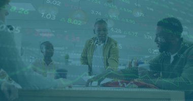 Ofisteki çeşitli iş arkadaşlarıyla ilgili finansal verilerin resmi. İş, finans ve ekonomi kavramı dijital olarak oluşturulmuş imaj.