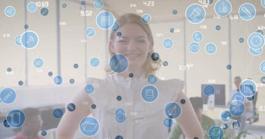 Ofisteki kameraya gülümseyen beyaz iş kadınının simgeleri. İş, iletişim, teknoloji ve finans kavramı dijital olarak oluşturulmuş görüntü.