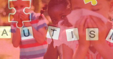 Renkli yapboz parçaları ve hapşıran çocukların burunlarındaki otizm metinleri. otizm, öğrenme güçlüğü, destek ve farkındalık kavramı dijital olarak oluşturulmuş görüntü.