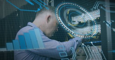 Bilgisayar sunucusunu tamir eden beyaz adamın tarama ve veri işleme görüntüsü. küresel hesaplama ve veri işleme kavramı dijital olarak oluşturulmuş resim.