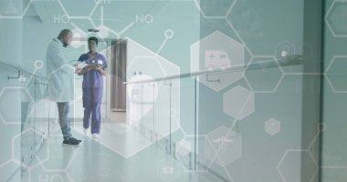 Afro-Amerikan kadın ve erkek doktorların hastanede konuştuğu tıbbi ikonlar ve veriler. Tıbbi ve sağlık hizmetleri konsepti dijital olarak oluşturulmuş görüntü.