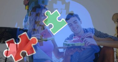 Yaz plaj partisinde insan kafasının mutlu arkadaşlardan üstün olduğu renkli yapboz parçaları. otizm, öğrenme güçlüğü, destek ve farkındalık kavramı dijital olarak oluşturulmuş görüntü.