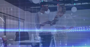 Bilgisayarlı bir kadının veri işleme görüntüsü. Küresel işletme veri işlemeyi ve dijital olarak üretilen görüntü konseptini finanse eder.