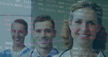 Telefon kulaklığı kullanan iş adamlarının veri işleme görüntüsü. Küresel iş dünyası dijital arayüz teknolojisi ve dijital olarak oluşturulan ağ konsepti.