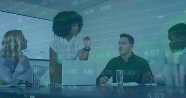 Ofisteki çeşitli iş adamlarıyla ilgili finansal veri işleme resmi. Küresel finans, iş, bağlantılar, hesaplama ve veri işleme kavramı dijital olarak oluşturuldu.